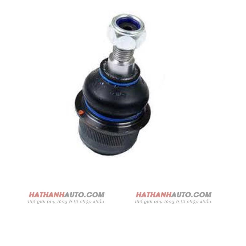 Rô tuyn đứng dưới xe Mercedes