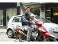 Cho con ngồi trước xe máy và những điều chú ý