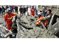 Xe chở xi măng ướt trộn sẵn bao phủ toàn bộ chiếc xe ô tô trên phố