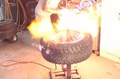 Vì sao dùng lửa làm căng lốp không săm trước khi bơm hơi?