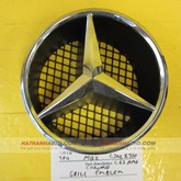 Lô gô mặt ga lăng trước xe Mercedes C250 CGI năm 2009