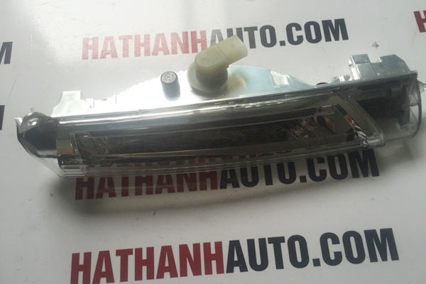 Đen xin nhan tren can (ba đo soc) truoc phai xe Porsche