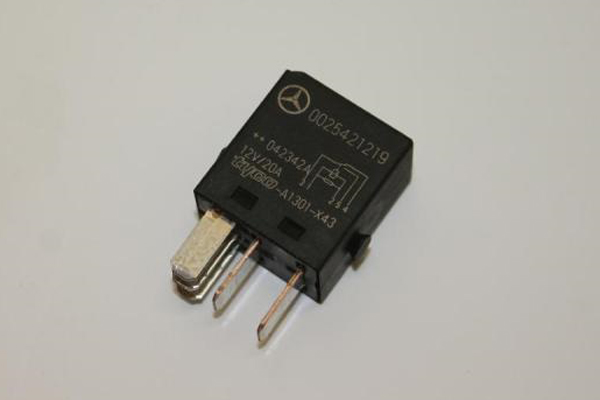 Rơ le bơm xăng xe Mercedes E240 WDB211 - 0025421219