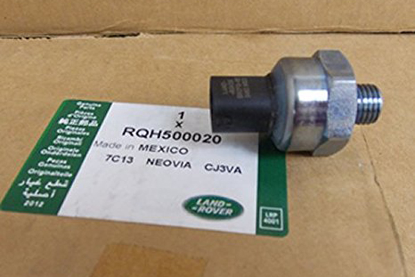 Cảm biến áp suất trên van chia dầu xe Range rover Sport năm 2010 - RQH500020