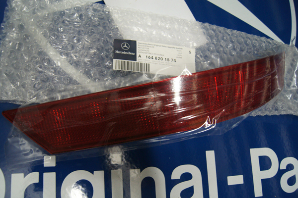 Đèn phản quang cản sau phải xe Mercedes ML350 năm 2005-2011